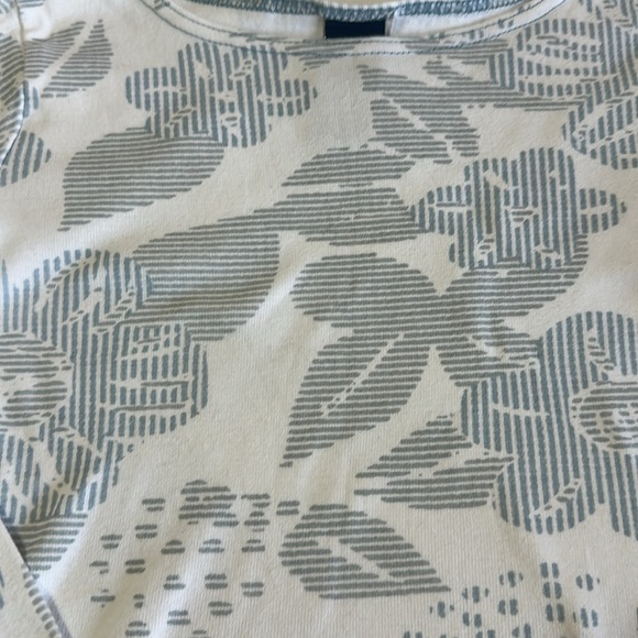 GAP - Kids Long sleeve Blue Floral Long Sleeve Tee, size small - Picture 2 of 3